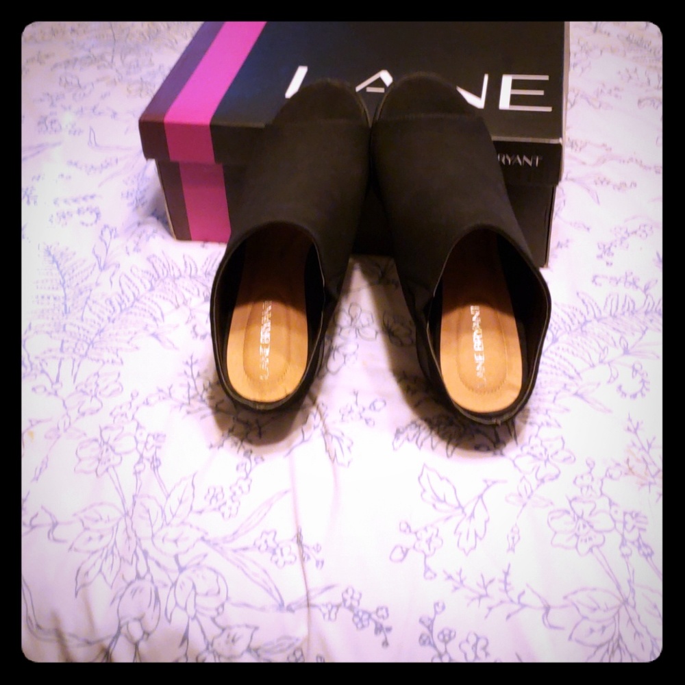 Peep toe shoes
